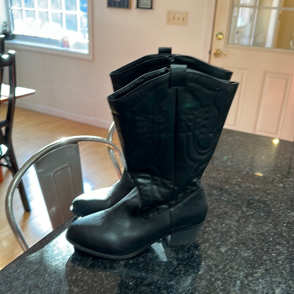 New without tags black pleather cowgirl boots